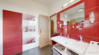 Priestranný 4-izbový byt s vysokými stropmi, vlastnou záhrad - 12