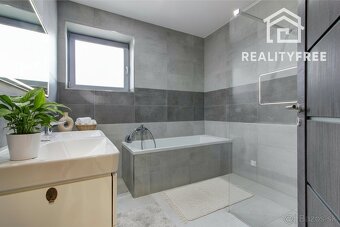 Na predaj 4- izbový rodinný dom s dvojgarážou a záhradným do - 12