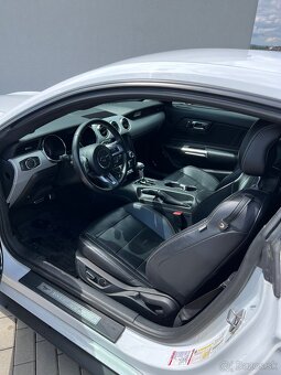 Ford Mustang biely - 12