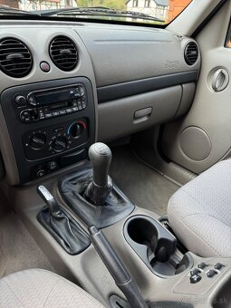 Jeep Cherokee Sport 2,4 Benzín 108kw 4x4 - 12