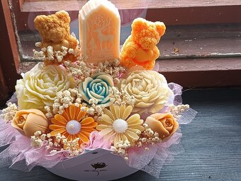 Domáce vyrobené sviečky a kytica - 12