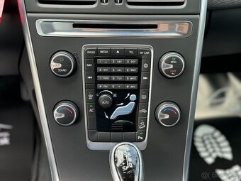 Volvo XC60 D4 Momentum Geartronic AWD - 12