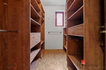 8-izbový RD, BAZÉN, DVOJGARÁŽ - VHODNÝ AJ AKO SÍDLO FIRMY - 12