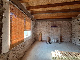 Priestranný dom v rekonštrukcii v krásnej dedinke Kameni - 12