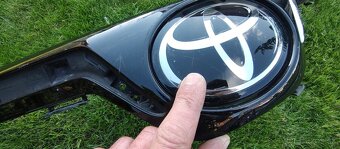 Toyota Corolla XII E21 2018 pre SEDAN - predna maska logo - 12