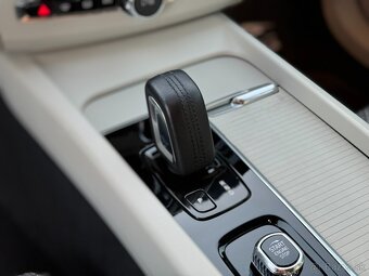 Volvo XC60 2.0 B4 mHEV Momentum Pro AWD A/T - 12
