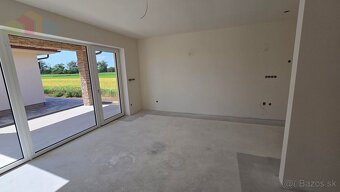 NOVOSTAVBA 4-IZBOVÉHO BUNGALOVU LEN 7 KM OD PIEŠŤAN – OBEC S - 12