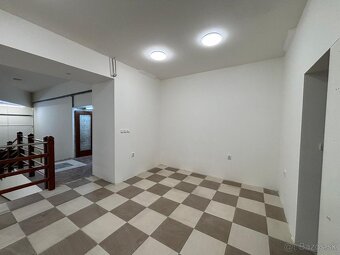 Ponúkame na prenájom obchodný priestor v centre Poprade - 12