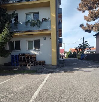 Svetlý, vzdušný a šikovne riešený tehlový apartmán - 12