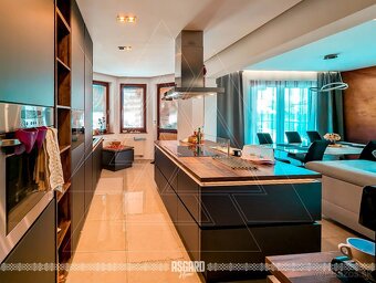 Kompletne zrekonštruovaný rodinný dom s garážou a bazénom - 12