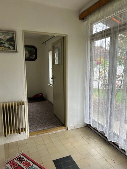 Na predaj: Rodinný dom s veľkým pozemkom v pokojnej lokalite - 12