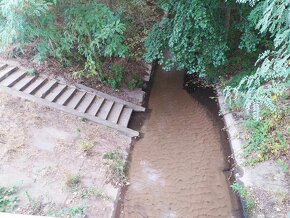 Predám nádherný pozemok pri Ortovom mlyne v obci Láb. - 12