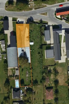 Na predaj priestranný pozemok s rodinným domom v Moste pri B - 12