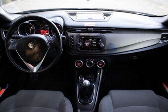 Alfa Romeo Giulietta (2015) - 12