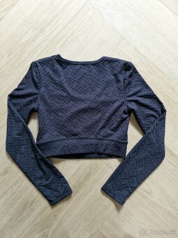 Guess cierno zlaty fitness set, logovany crop top - 12