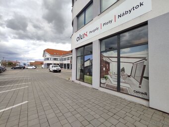Obchodný priestor 85m2 s výkladmi do frekventovanej cesty, U - 12