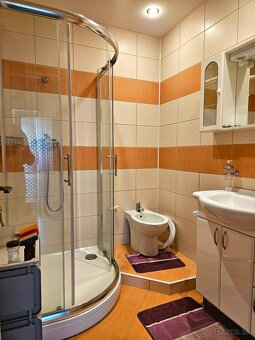 Väčší rodinný dom - garáže pre 4 autá - 12