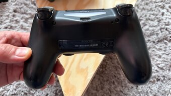 Sony PlayStation 4 Pro (1 TB, 2 ovladace vyborny stav) - 12