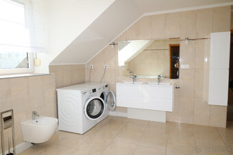 Prenajmeme 4 izb. byt v rodinnej vile na Kolibe. - 12