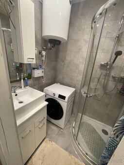 Zrekonštruovaný, zariadený byt 70 m² s garážou a záhradkou - 12