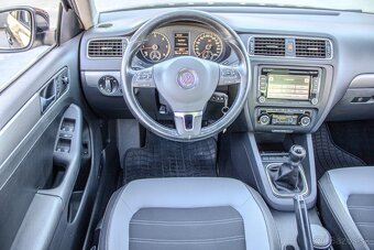 Volkswagen Jetta 2.0 TDI Highline - 12