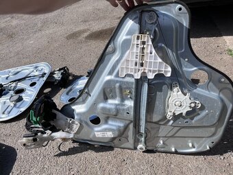 Hyundai i30 Combi 07-12 zadné pravé svetlo, mechanizmus okna - 12