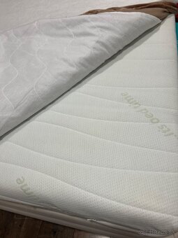 Čalúnená posteľ 180x200 s matracmi - 12