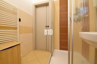 Veľkometrážny 3 izbový byt s garážou - 12