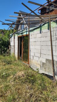 ZÁHRADA V KAVEČANOCH S ROZOSTAVANOU CHATOU - 12