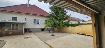Priestranný 3/4-izbový rodinný dom s veľkým pozemkom v obci - 12