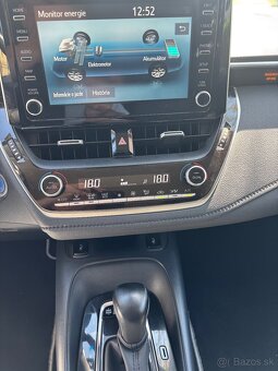 Toyota corolla hybrid - 12