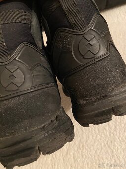 Policajné topánky a kanady - 12