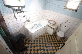 PREDAJ dom s garážou a pozem. v Oslany - 12