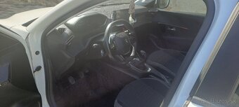 Peugeot 208 Pure Tech - 12