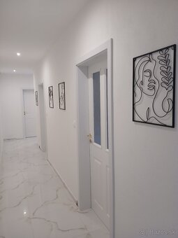 Moderný átriový rodinný dom v Beladiciach – novostavba - 12