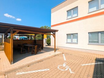 Moderný obchodno-administratívny komplex so sklad. halami - 12