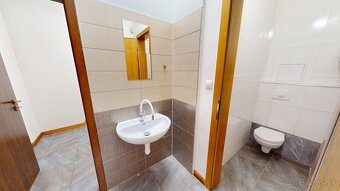 Na prenájom obchodný priestor s parkovaním v centre Trenčína - 12