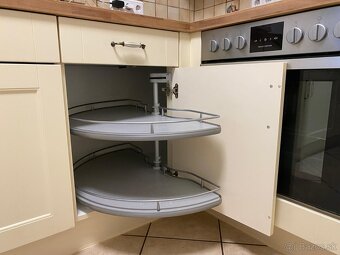 Moderná kuchynská linka so spotrebičmi - 12