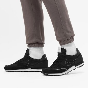 Lodicky Vanessa, Prada a tenisky Nike - 12