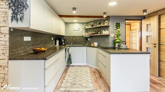 Priestranný 7 izbový rodinný dom s 640m2 pozemkom – Strečno - 12