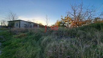 Stavebný pozemok  815 m2 s budovou, Levice, Kalinčiakovo (SM - 12