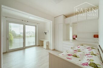 Moderný a priestranný 5 izbový dom s veľkým pozemkom - 12