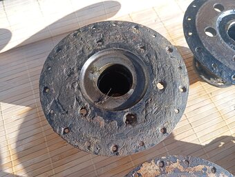 Predám stredy kolies na čz 125/150 c - 12