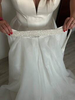 Krásne jednoduché svadobné šaty - 12