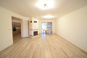 PRIESTRANNÝ BUNGALOV S GARÁŽOU NA PEKNOM ROŽNOM POZEMKU - 12