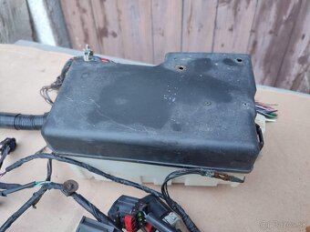 MAZDA Fusebox Poistková skrinka s káblovým zväzkom - 12