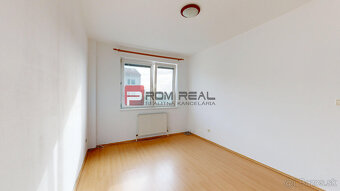 PRENÁJOM bytu s 2 balkónmi v SENCI a garáž - 12