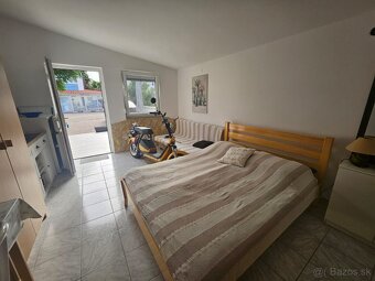 Chorvátsko, krásny jednoposchodový dom, prvý rad pri mori. - 12