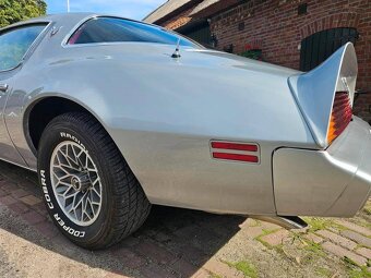 Pontiac Firebird V8 z roku 1980 - 12
