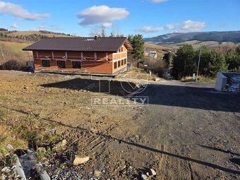 TUreality ponúka na predaj slnečný stavebný pozemok vo... - 12